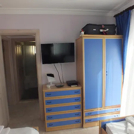 Nicholas Gate F 1 Hotel